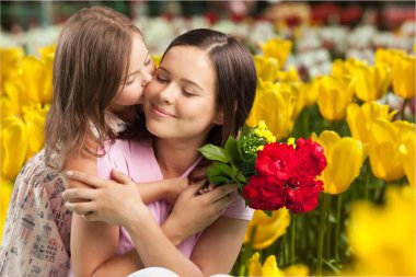 Çiçekli anne ve kızı.