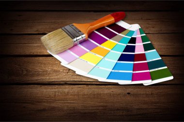 Fırça ve parlak renk paleti 