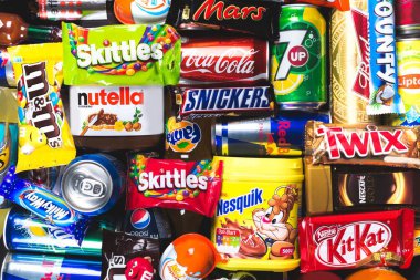 çeşitli tatlıların yakın çekim görünümü 