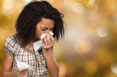  kadın bir dokuda hapşırma 