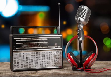 Retro tarzı mikrofon ve kulaklıklar 