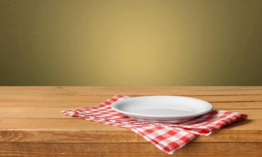 Beyaz plaka peçete üzerinde