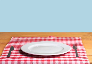 tablo üzerinde beyaz tabak