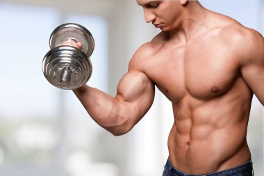 Sportif adam iş dışarı halterle