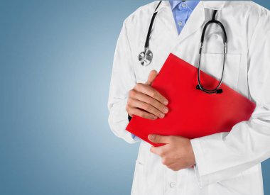 yakışıklı doktor stetoskop ile