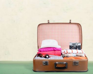 seyahat çanta şapka, parmak arası terlik ile 