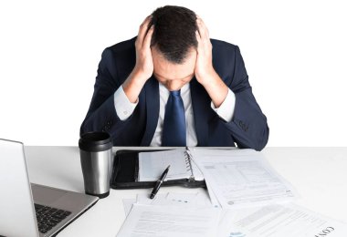 Yakışıklı sinirli genç işadamı oturan