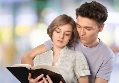 Kitap okuyan genç bir çift. 