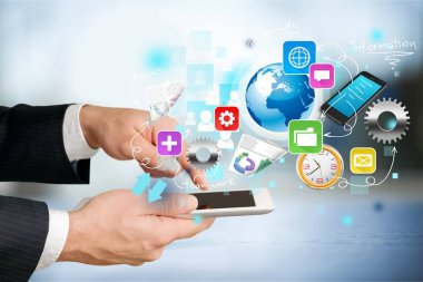 Akıllı telefonlu erkek eller