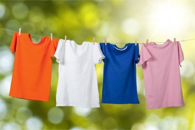 Bir ip clothespins ile üzerinde çamaşır yıkamak