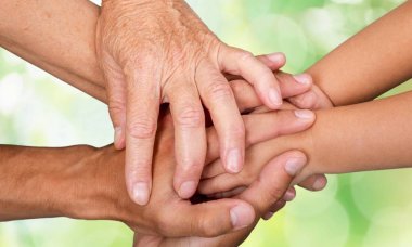 El ele tutuşan insanlar 