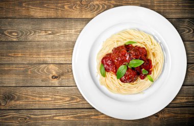 Beyaz tabak içinde domatesli makarna