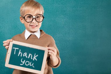 düşünme gözlüklü genç çocuk