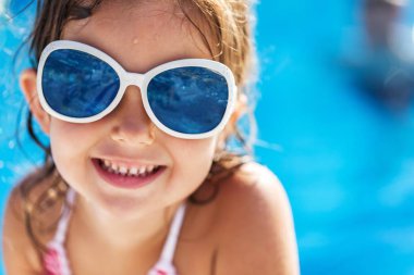 Küçük kız havuzda yüzme