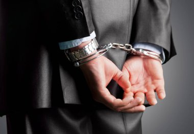 Adam arkadan kelepçeli