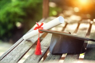Mezuniyet şapkası ve diploması. 