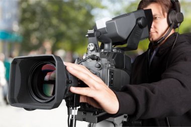 adam tutarak büyük video kamera