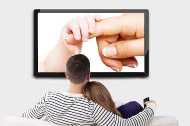 Çift evde tv izleme 