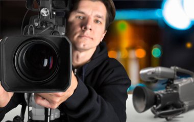 adam tutarak büyük video kamera