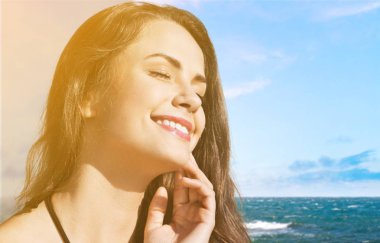 kadın tatilde rahatlatıcı