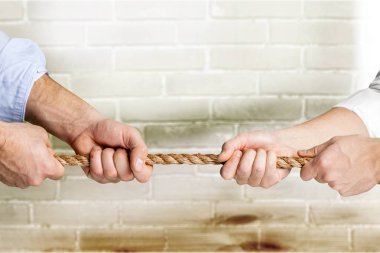 ters yönde bir ip çekerek işadamları 