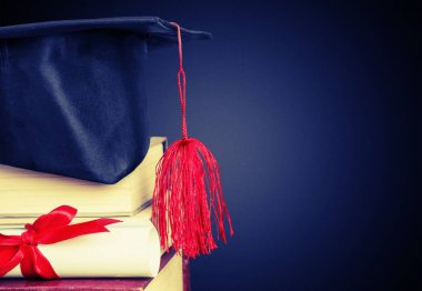 Mezuniyet şapkası ve diploması. 