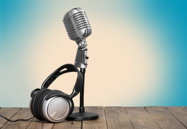 Retro tarzı mikrofon ve kulaklıklar 