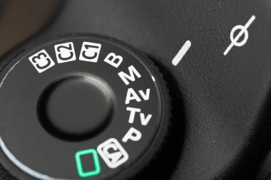 Modern dijital Slr fotoğraf makinesi. Tuşu ile siyah kamera gövdesinin detaylı fotoğraf