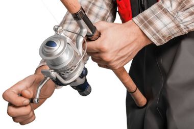 Elinde olta olan bir adam.