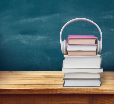 kitap ve arka plan üzerinde kulaklık