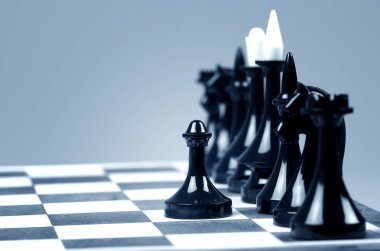 Satranç tahtasındaki satranç taşları