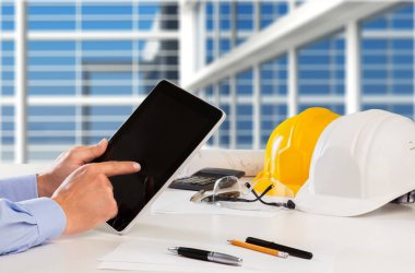 Dijital tablet kullanarak iş adamı 