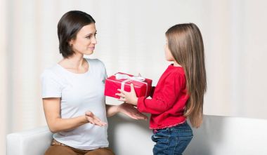 Onu taciz için mevcut vererek kızı