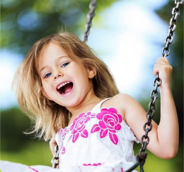 küçük kız salıncakta eğleniyor