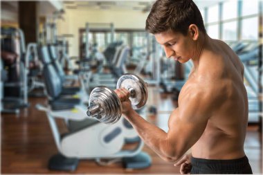 Kaslı adam dumbbell ile