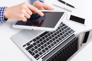 Dijital tablet ve dizüstü bilgisayar kullanan adam