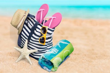 bir şapka ile plaj çantası 