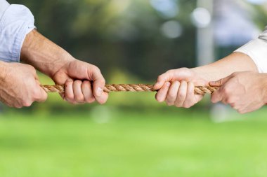 ters yönde bir ip çekerek işadamları 