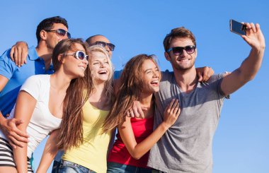 selfie sahilde yapma arkadaşlar