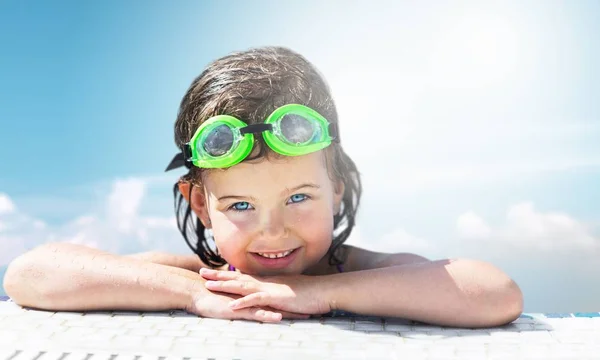 Chica en la piscina — Foto de Stock