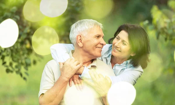 Elderly couple hugging — Stock Photo, Image