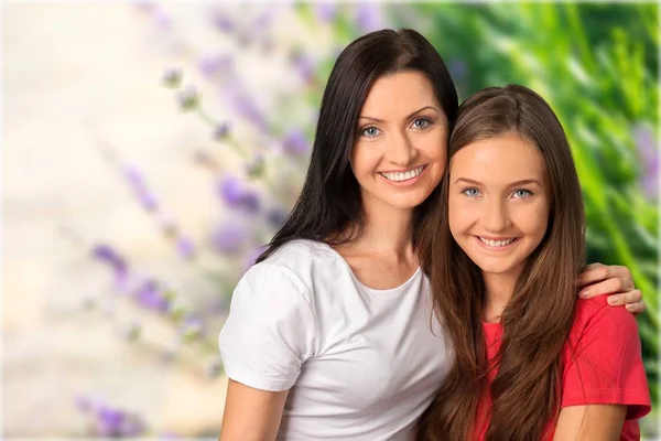 Niedliche Frauen, die sich im Freien umarmen — Stockfoto