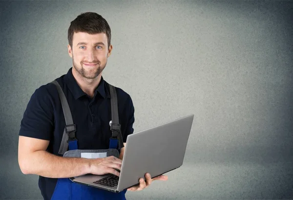 Knappe man in uniform van de werken — Stockfoto