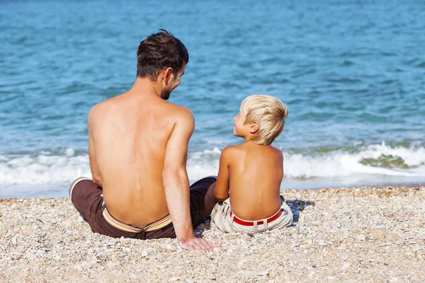 Otec se synem na písečné pláži — Stock fotografie
