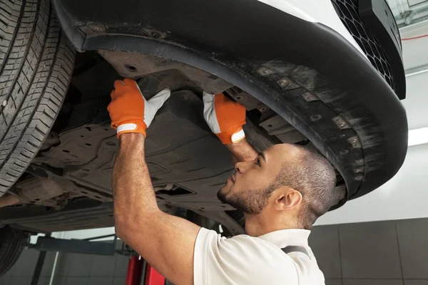 Mechanic vaststelling van auto — Stockfoto