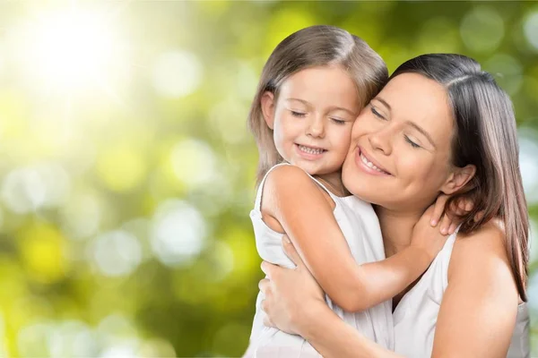 Mãe e filha abraçando — Fotografia de Stock