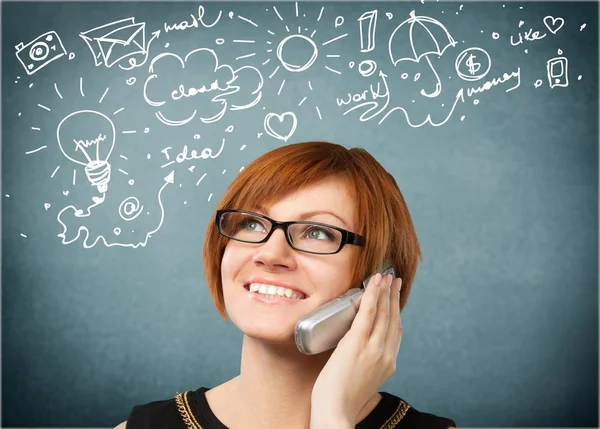 Jovem mulher usando telefone — Fotografia de Stock