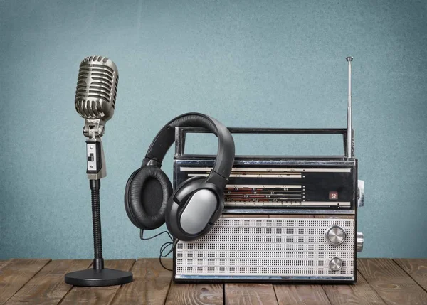 Mikrofon i słuchawki w stylu retro — Zdjęcie stockowe