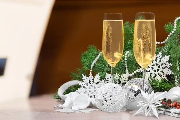 Copas de champán con decoraciones navideñas — Foto de Stock