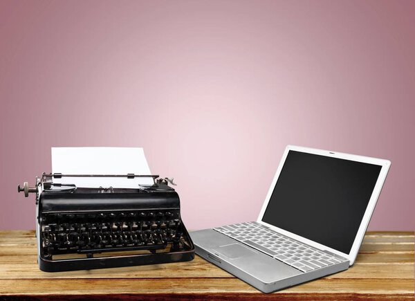 Современный ноутбук и печатный станок
